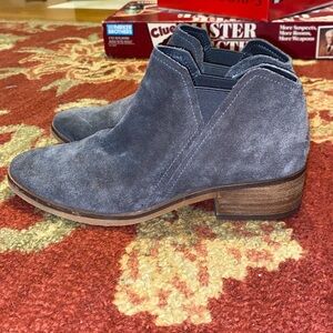 Woman’s dolce vita grey suede bootie.Sz 7.5. New condition Heel 1.5”